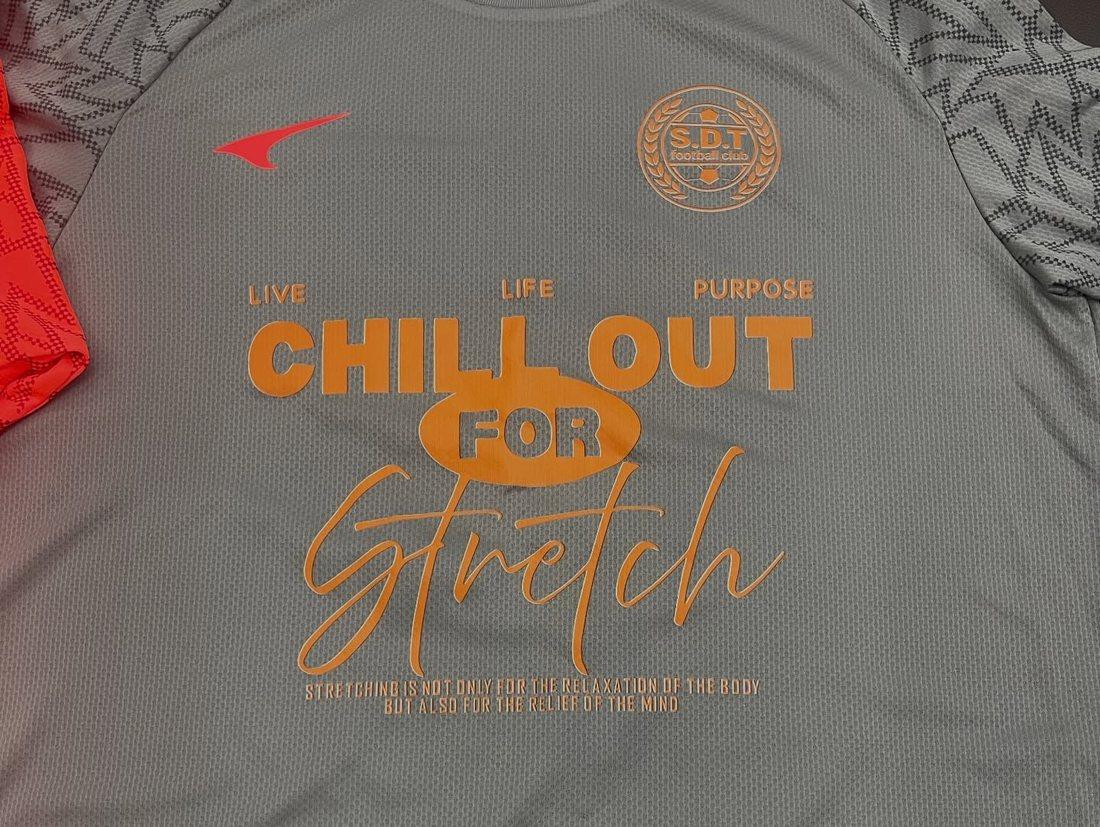 印有 CHILL OUT FOR Stretch 字樣及 SDT 球會隊徽的灰色運動球衣